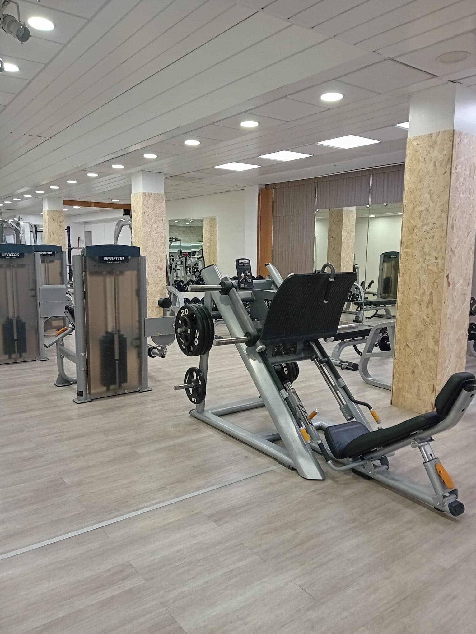 Sala con colonne in legno